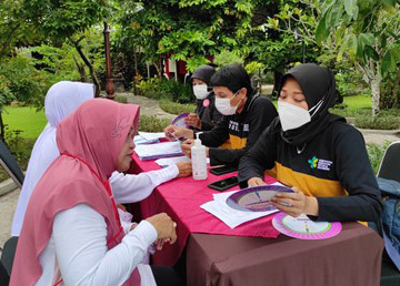 Hajj pilgrims in consultation with health care workers.