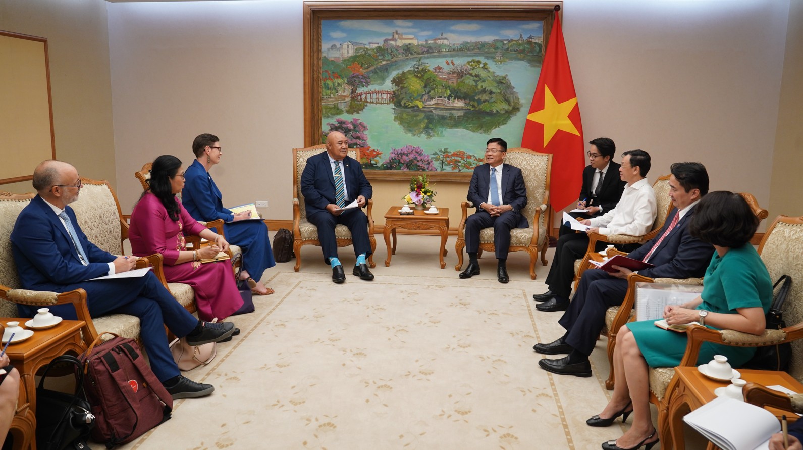 Dr. Saia Ma’u Piukala at the meeting with Deputy Prime Minister Le Thanh Long