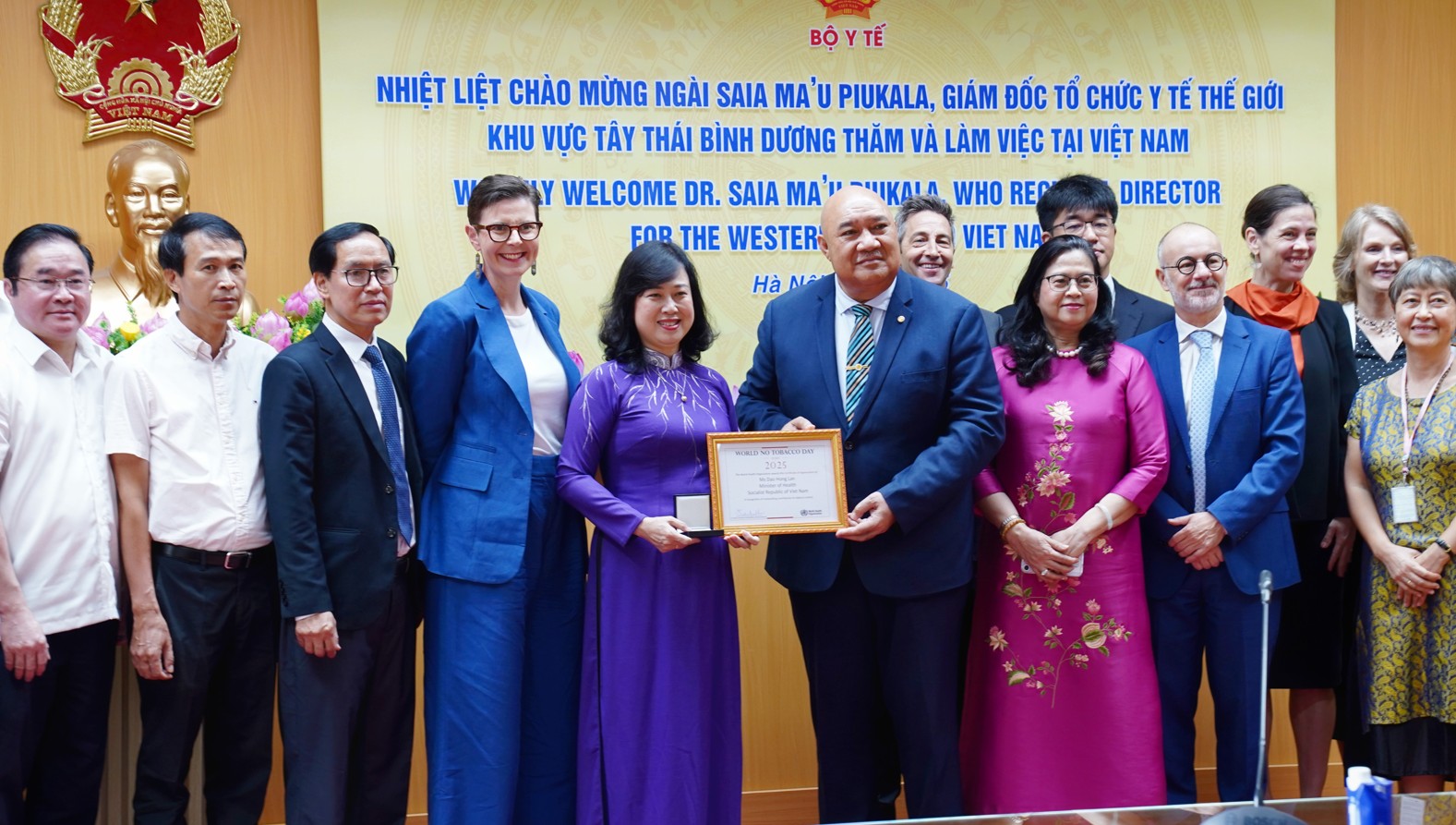 Dr. Saia Ma’u Piukala at the meeting with Minister of Health Dao Hong Lan. During the meeting, he also presented the 2025 World No Tobacco Day Award to the Minister